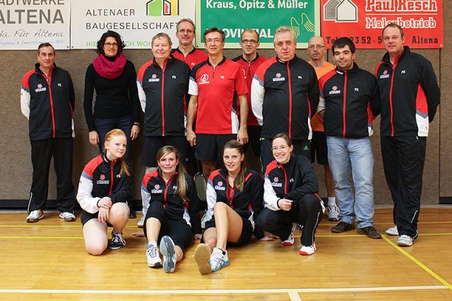 The badminton department of sports club TuS Mühlenrahmede are happy with their new tracksuits sponsored by Möhling.